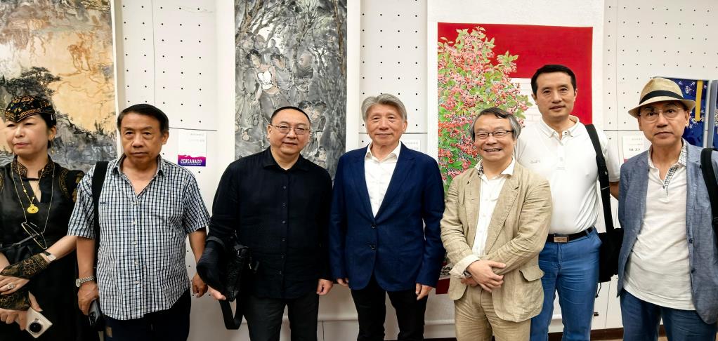 范迪安主席大阪国际美术展与艺术家群体合影